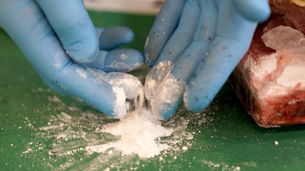 Ein Pressesprecher des Zolls Hamburg präsentiert auf einem Medientermin im Hafen einen kleinen Teil sichergestellten Kokains. 