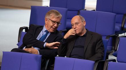 im November 2023 unterhalten sich Dietmar Bartsch (l.), Vorsitzender der Bundestagsfraktion der Partei Die Linke, und Gregor Gysi (Linke) während einer Plenarsitzung im Deutschen Bundestag.  