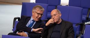 im November 2023 unterhalten sich Dietmar Bartsch (l.), Vorsitzender der Bundestagsfraktion der Partei Die Linke, und Gregor Gysi (Linke) während einer Plenarsitzung im Deutschen Bundestag.  