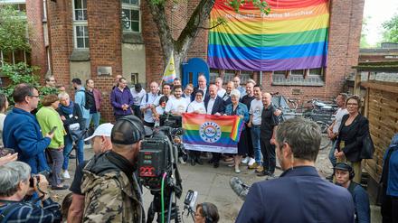 Zum Christopher Street Day im vergangenen Jahr wurde an der Ibn-Rushd-Goethe-Moschee eine Regenbogenflagge gehisst. Auch der Regierende Bürgermeister Kai Wegner war mit dabei. 