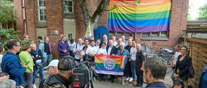 Zum Christopher Street Day im vergangenen Jahr wurde an der Ibn-Rushd-Goethe-Moschee eine Regenbogenflagge gehisst. Auch der Regierende Bürgermeister Kai Wegner war mit dabei. 