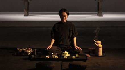 Lin Wang nennt sich Teepraktizierende. Sie lernte bei Lehrern in Taiwan, Hongkong, Yunnan und Peking.