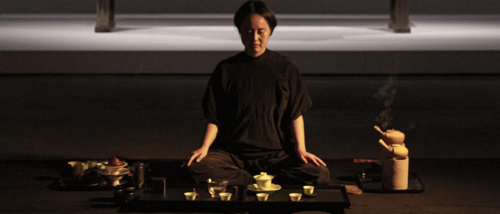 Lin Wang nennt sich Teepraktizierende. Sie lernte bei Lehrern in Taiwan, Hongkong, Yunnan und Peking.