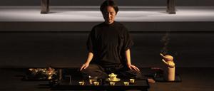 Lin Wang nennt sich Teepraktizierende. Sie lernte bei Lehrern in Taiwan, Hongkong, Yunnan und Peking.