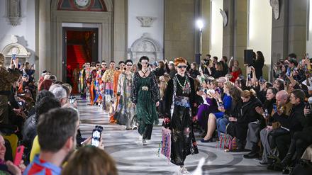 Fashion Week und Hoch-Kultur: Models zeigen Kreationen von Rianna + Nina im Bode-Museum. 