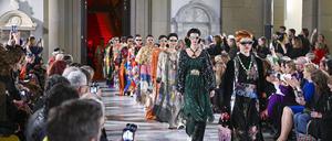 Fashion Week und Hoch-Kultur: Models zeigen Kreationen von Rianna + Nina im Bode-Museum.