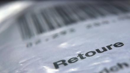 Mit vorgetäuschten Rücksendungen von Online-Bestellungen soll eine mutmaßliche Bande mehr als 500.000 Euro erbeutet haben.