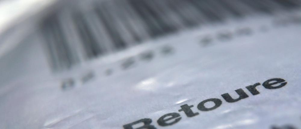Mit vorgetäuschten Rücksendungen von Online-Bestellungen soll eine mutmaßliche Bande mehr als 500.000 Euro erbeutet haben.