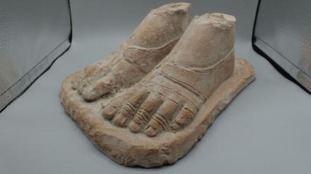 Füße einer lebensgroßen Terrakotta-Statue mit Sandalen aus dem Heiligtum einer weiblichen Gottheit auf der Ostakropolis von Idalion.