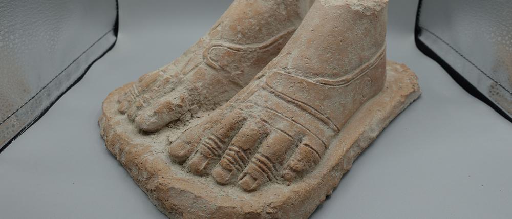 Füße einer lebensgroßen Terrakotta-Statue mit Sandalen aus dem Heiligtum einer weiblichen Gottheit auf der Ostakropolis von Idalion.