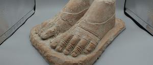 Füße einer lebensgroßen Terrakotta-Statue mit Sandalen aus dem Heiligtum einer weiblichen Gottheit auf der Ostakropolis von Idalion.