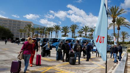 Tourists from Germany arrive at Palma de Mallorca Airport following Berlin's lifted quarantine requirement for travellers returning from the Balearic Islands amid the coronavirus disease (COVID-19) pandemic, Palma de Mallorca, Spain March 21, 2021. REUTERS/Enrique Calvo