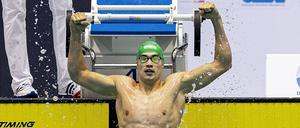 Ole Braunschweig jubelt über den Titel über 100 Meter Rücken bei den Deutschen Meisterschaften.