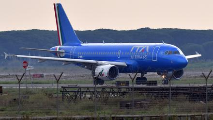 Ein Airbus A320 von Ita Airways steht auf der Startbahn des Flughafens Leonardo da Vinci. 
