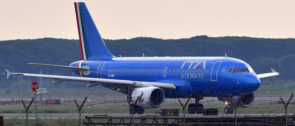Ein Airbus A320 von Ita Airways steht auf der Startbahn des Flughafens Leonardo da Vinci.