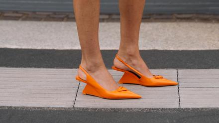 Schön schräg: Die orangefarbene Schuhe von Prada sind jetzt schon ein Klassiker.