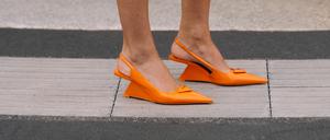 Schön schräg: Die orangefarbene Schuhe von Prada sind jetzt schon ein Klassiker.