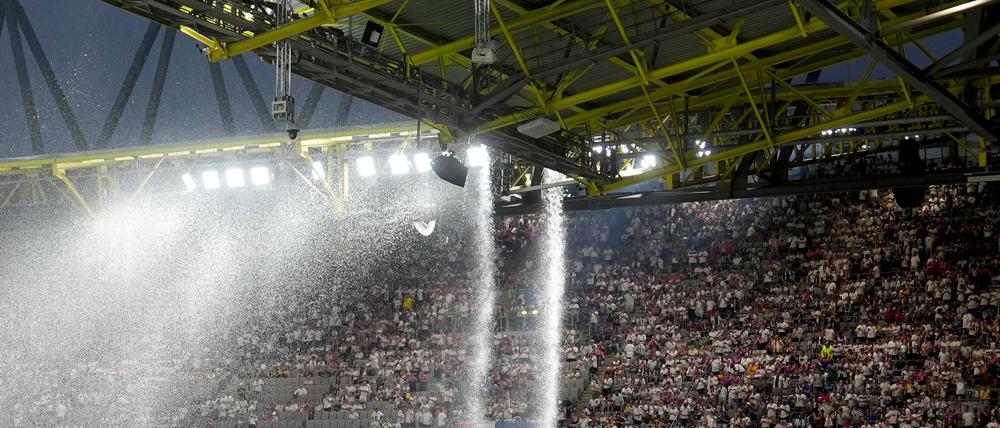 Schon beim Spiel Frankreich - Polen kam es zu einem „Stadionkletterer-Vorfall“.