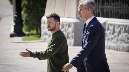 Wolodymyr Selenskyj (l), Präsident der Ukraine, begrüßt Jens Stoltenberg, Generalsekretär der Nato, vor ihrer Pressekonferenz (Archivbild).
