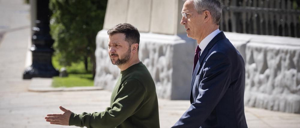 Wolodymyr Selenskyj (l), Präsident der Ukraine, begrüßt Jens Stoltenberg, Generalsekretär der Nato, vor ihrer Pressekonferenz (Archivbild).