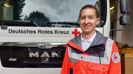 Tobias Homann vor einem Lastwagen des DRK: Der 34-Jährige leitet eine Unfallhilfestelle auf der EM-Fanmeile.