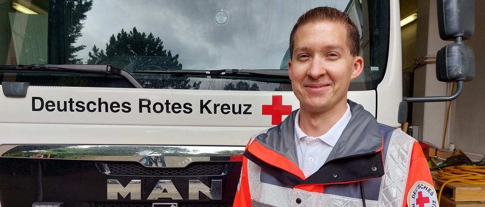 Tobias Homann vor einem Lastwagen des DRK: Der 34-Jährige leitet eine Unfallhilfestelle auf der EM-Fanmeile.
