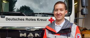 Tobias Homann vor einem Lastwagen des DRK: Der 34-Jährige leitet eine Unfallhilfestelle auf der EM-Fanmeile.