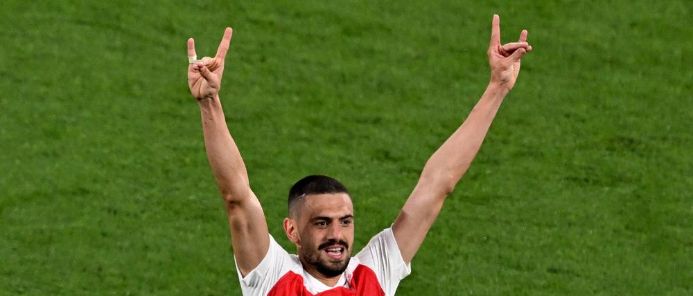 Merih Demiral zeigt den faschistischen Wolfsgruß.