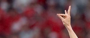 Die Hand von Merih Demiral zeigt den „Wolfsgruß“ der Grauen Wölfe während dem Spiel gegen Österreich.