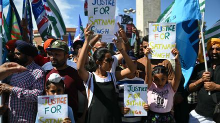 „Gerechtigkeit für Satnam Singh“ fordern Demonstrantinnen während einer Kundgebung in Latina wenige Tage nach dessen Tod.