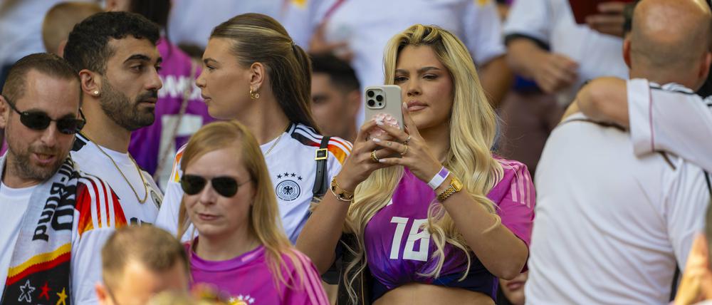 Fußball-Fans sind sauer. „Influencer raus aus den Stadien“ heißt es in sozialen Netzwerken.