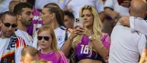 Fußball-Fans sind sauer. „Influencer raus aus den Stadien“ heißt es in sozialen Netzwerken.