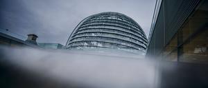 Dunkle Wolken ziehen über die Kuppel des Deutschen Bundestages. Verschärft die FDP noch einmal den Ton im Haushaltsstreit?