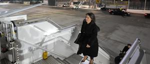 Außenministerin Baerbock steht für einen späten Kurzstreckenflug aus Frankfurt in der Kritik.