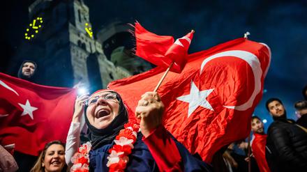 Türkei-Fans feiern am Breitscheidplatz.