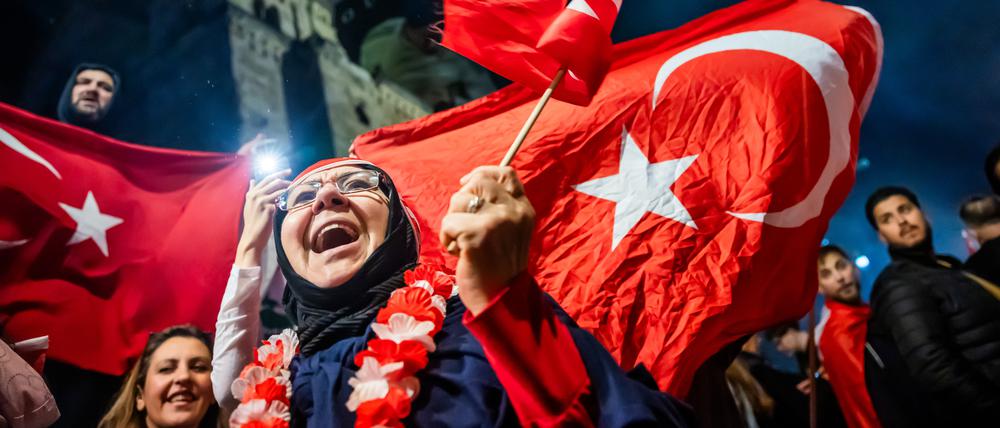 Türkei-Fans feiern am Breitscheidplatz.