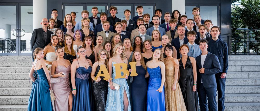 Die Abiturientinnen und Abiturienten des Babelsberger Filmgymnasiums. 