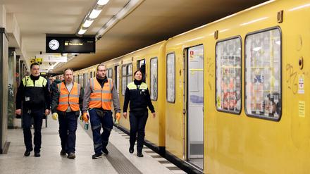 Die Berliner U-Bahn soll sicherer und sauberer werden. Auf der Linie 8 arbeiten in einem Pilotversuch Sicherheits- und Reinigungskräfte zusammen.