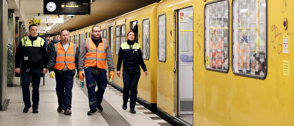 Die Berliner U-Bahn soll sicherer und sauberer werden. Auf der Linie 8 arbeiten in einem Pilotversuch Sicherheits- und Reinigungskräfte zusammen.