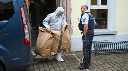 Beamte der Spurensicherung sind an einem Wohngebäude im Einsatz. 