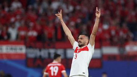 Der türkische Fußballer Demiral zeigte nach dem EM-Spiel gegen Österreich den umstrittenen „Wolfsgruß“.
