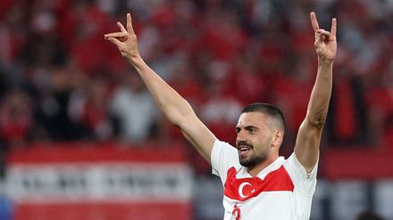 Der türkische Verteidiger Merih Demiral macht eine umstrittene Handbewegung, als er seinen zweiten Treffer während des EM-Achtelfinalspiels gegen Österreich feiert.
