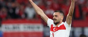 Der türkische Verteidiger Merih Demiral macht eine umstrittene Handbewegung, als er seinen zweiten Treffer während des EM-Achtelfinalspiels gegen Österreich feiert.
