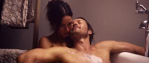 Adria Arjona (l) als Madison Masters und Glen Powell als Gary Johnson in „A Killer Romance“.  