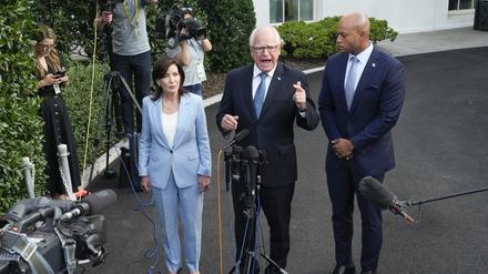 Tim Walz, Gouverneur von Minnesota, spricht zu Reportern nach einem Treffen mit US-Präsident Biden im Weißen Haus in Washington, während New Yorks Gouverneurin Kathy Hochul und Marylands Gouverneur Wes Moore (r) zuhören. 