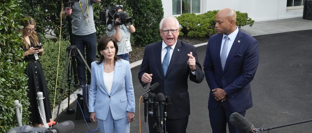 Tim Walz, Gouverneur von Minnesota, spricht zu Reportern nach einem Treffen mit US-Präsident Biden im Weißen Haus in Washington, während New Yorks Gouverneurin Kathy Hochul und Marylands Gouverneur Wes Moore (r) zuhören.