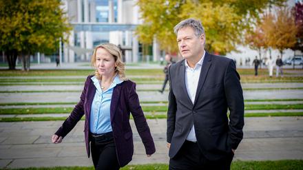 Robert Habeck, Bundesminister für Wirtschaft und Klimaschutz, und Steffi Lemke (beide Grüne), verteidigen sich gegen Vorwürfe im Streit um den Atomausstieg. 