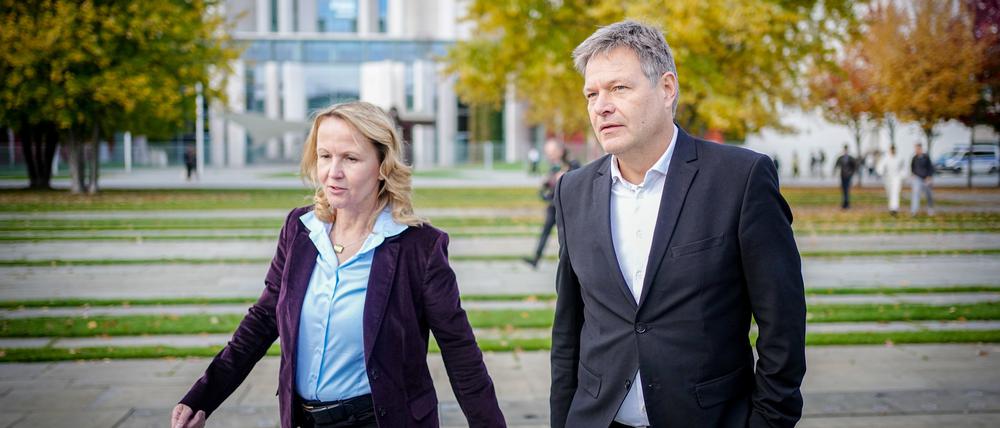 Robert Habeck, Bundesminister für Wirtschaft und Klimaschutz, und Steffi Lemke (beide Grüne), verteidigen sich gegen Vorwürfe im Streit um den Atomausstieg.
