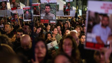Israelis blockieren eine Hauptstraße, während Demonstranten die Freilassung der im Gazastreifen festgehaltenen Geiseln fordern.