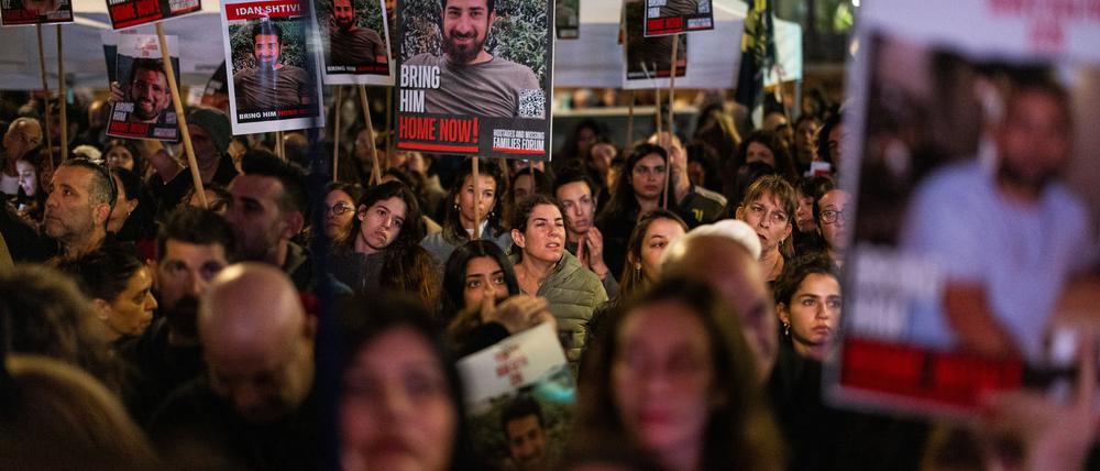 Israelis blockieren eine Hauptstraße, während Demonstranten die Freilassung der im Gazastreifen festgehaltenen Geiseln fordern.